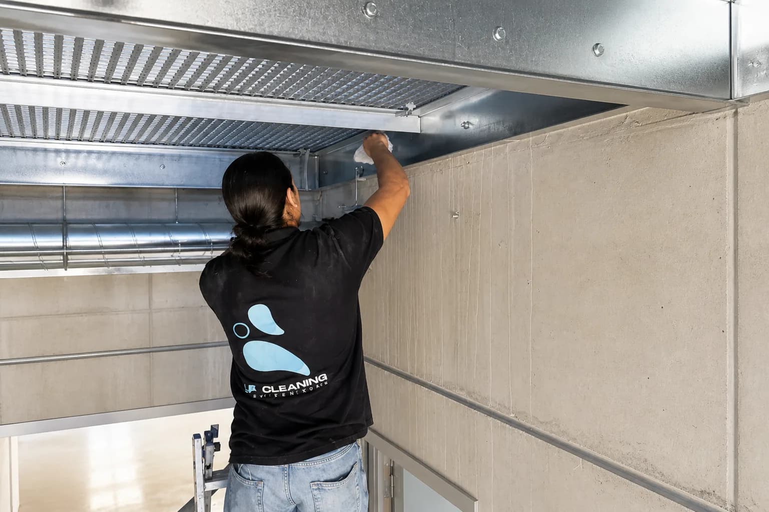Agent LF Cleaning nettoyant une gaine de ventilation en hauteur