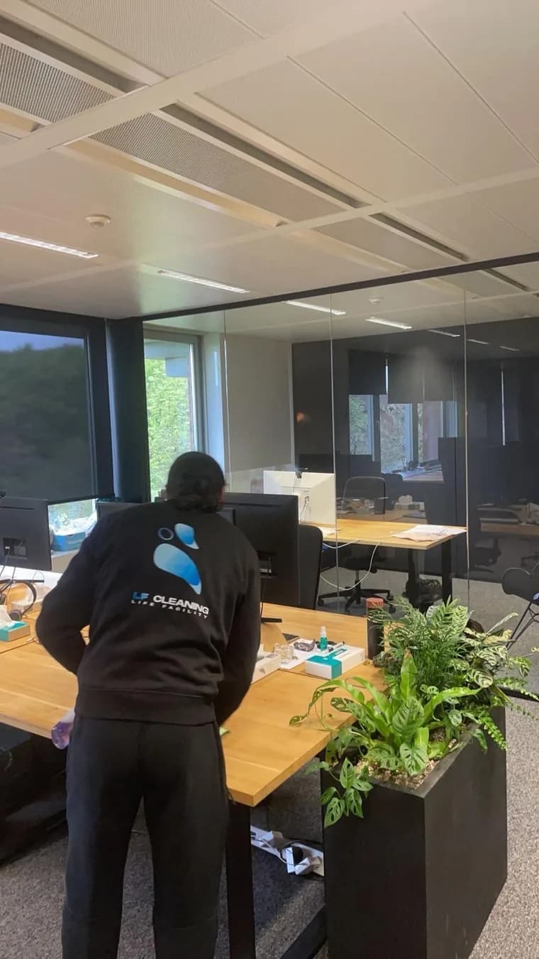 Un agent LF Cleaning en intervention dans des bureaux