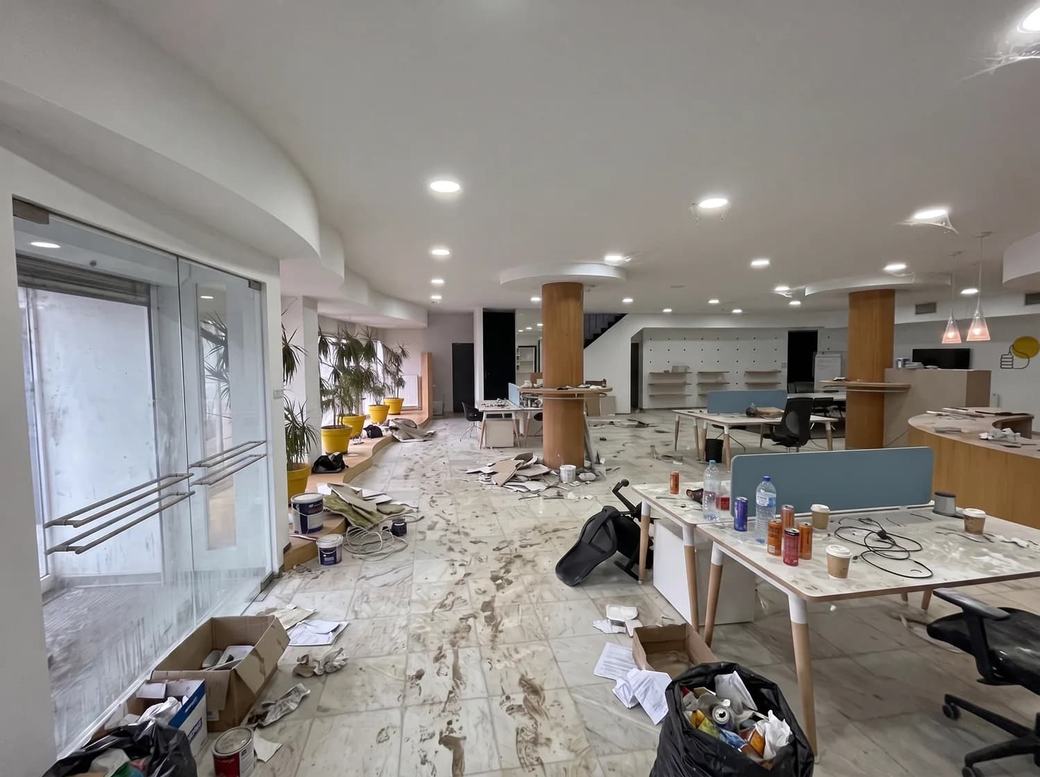 Le même bureau avant intervention, couvert de poussière et de gravats